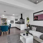 Glow ماكارسكا